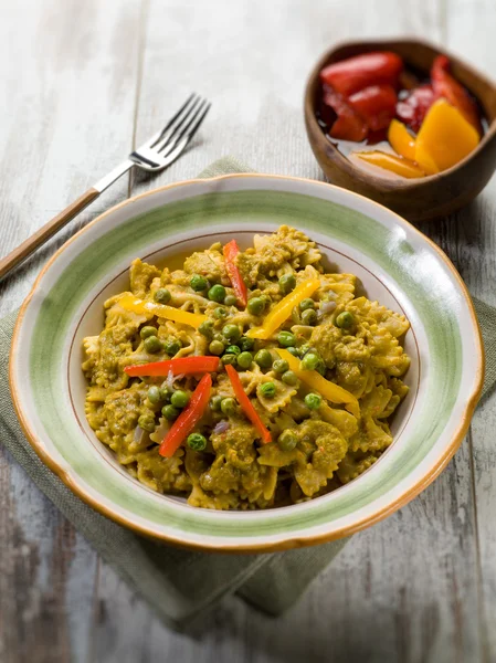 Pasta con pimiento y guisantes, enfoque selectivo — Foto de Stock