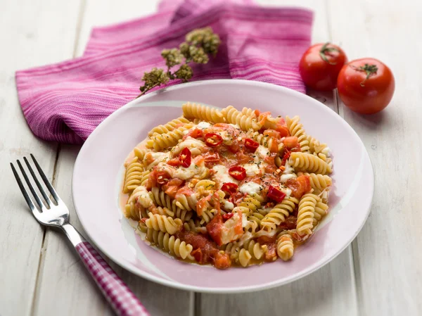 Fusilli aux tomates mozzarella et piment fort, sélectif — Photo
