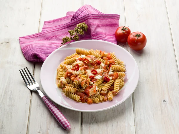 Fusilli med mozzarella tomat och hot chili peppar — Stockfoto