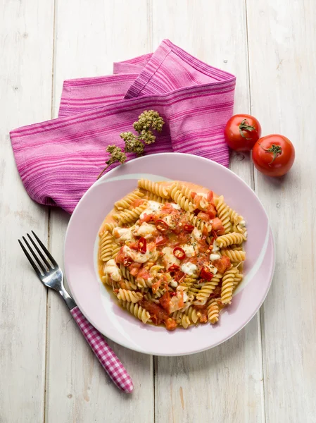 Fusilli con tomates mozzarella y chile picante —  Fotos de Stock