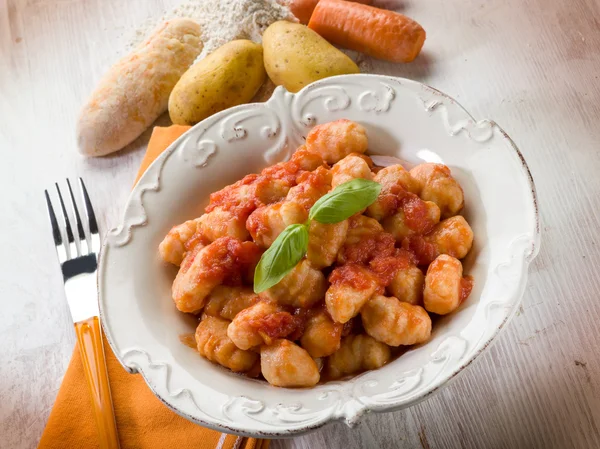 Hausgemachte Gnocchi mit Tomatensauce — Stockfoto