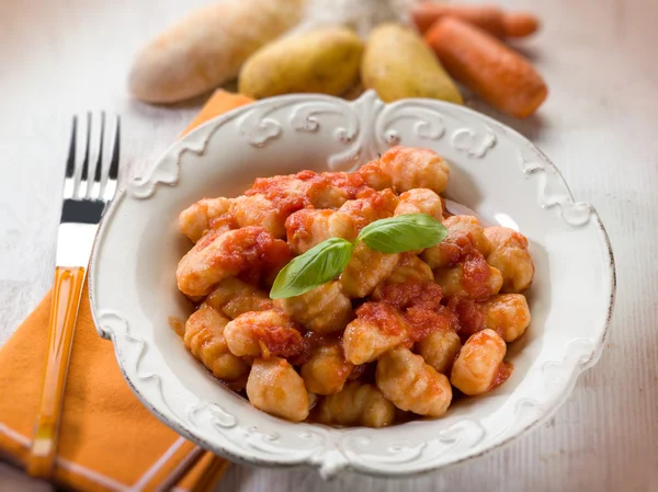 Hemgjord gnocchi med tomatsås, selektivt fokus — Stockfoto