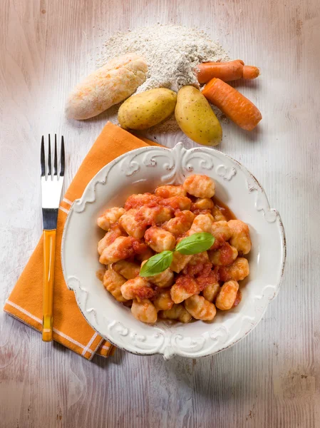 Hausgemachte Gnocchi mit Tomatensauce — Stockfoto