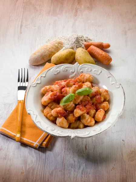 Zelfgemaakte gnocchi met tomatensaus — Stockfoto