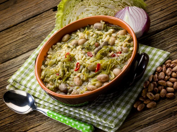 Soppa med ris savoykål och bönor — Stockfoto