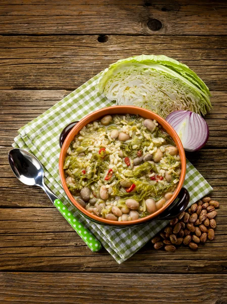 Soupe au riz chou de Savoie et haricots — Photo