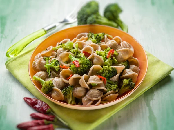 Orecchiette intégrale avec brocoli, mise au point sélective — Photo