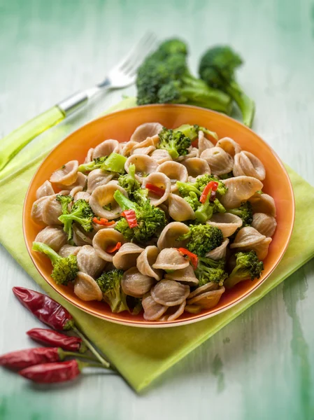 Integral orecchiette with broccoli, selective focus — Stock Photo, Image