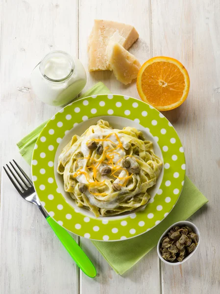 Tagliatelle con salsa de crema y cáscara de naranja —  Fotos de Stock