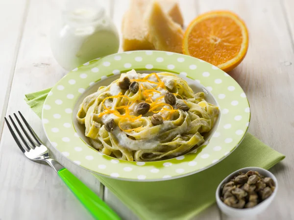 Tagliatelle met roomsaus en sinaasappelschil, selectieve aandacht — Stockfoto