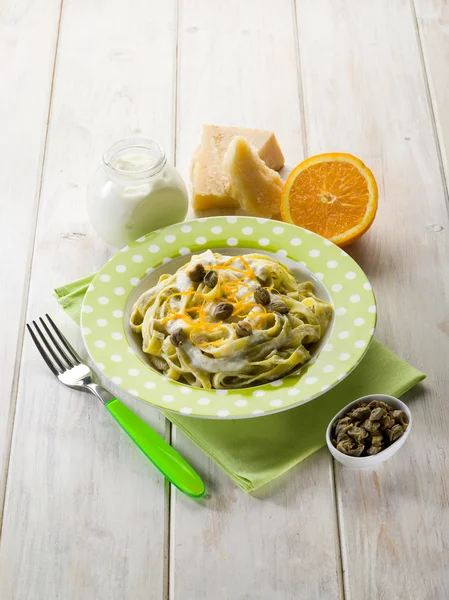 Tagliatelle com molho de creme e casca de laranja — Fotografia de Stock