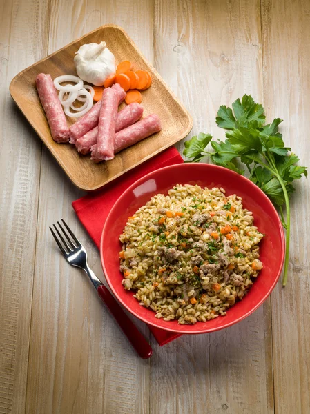 Arroz com alho de linguiça e cenouras — Fotografia de Stock