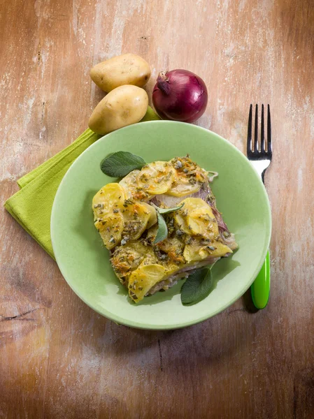 Pasta patates ve soğan ile — Stok fotoğraf