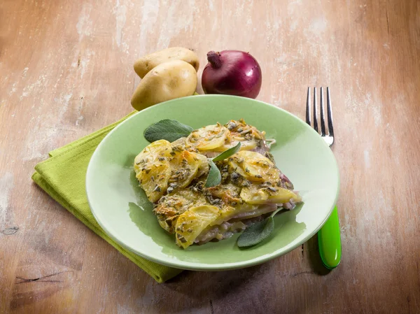 Torta con patate e cipolle — Foto Stock