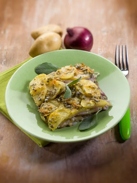 Cake met aardappelen en uien, selectieve aandacht — Stockfoto