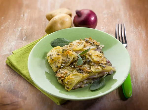 Bolo com batatas e cebolas, foco seletivo — Fotografia de Stock