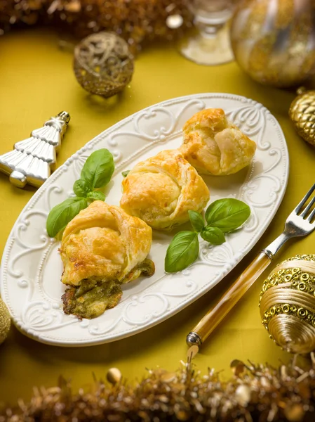 Tartina ripiena con pesto sulla tavola di Natale, focus selettivo — Foto Stock