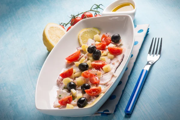 Tintenfischsalat mit Kirschtomaten und schwarzen Oliven — Stockfoto