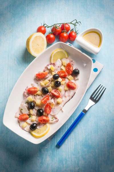 Ensalada de pulpo con tomates cherry y aceitunas negras — Foto de Stock