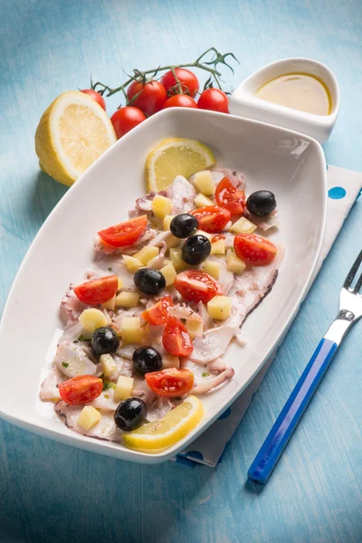 Bläckfisk sallad med cocktailtomater och svarta oliver — Stockfoto