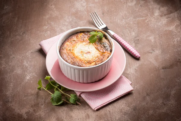 Bolo de queijo com folhas de hortelã — Fotografia de Stock