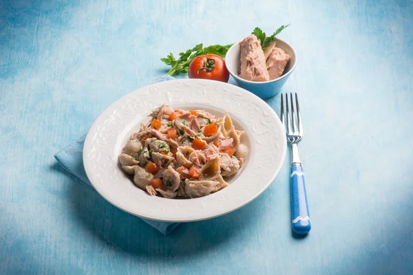 Pasta med tonfisk och tomater — Stockfoto