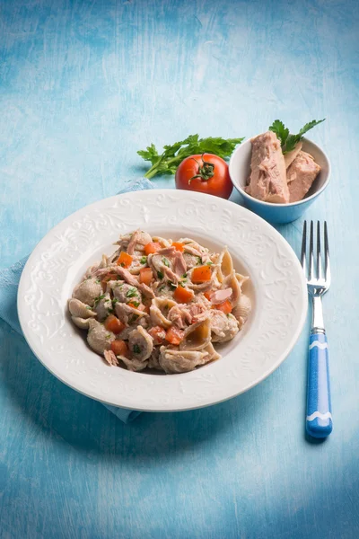 Pasta with tuna and fresh tomatoes — Stock Photo, Image