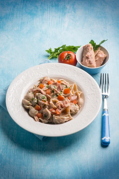 Pasta con tonno e pomodori freschi — Foto Stock