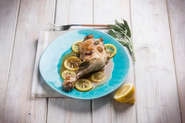 Roasted chicken leg with lemon sauce — Stock Photo, Image