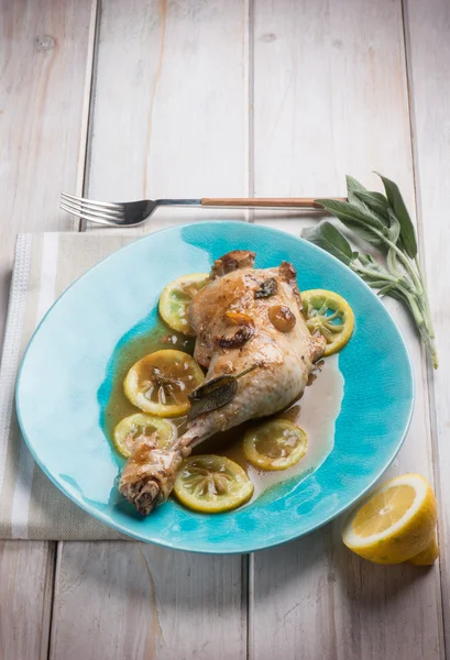 Perna de frango assada com molho de limão — Fotografia de Stock