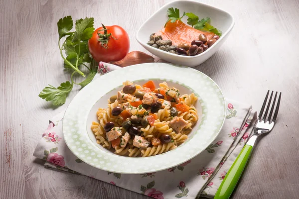 Pasta met verse zalm tomaten, kappertjes en olijven — Stockfoto