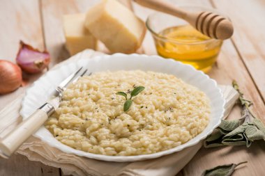Adaçayı, bal ve parmesan peynirli risotto.