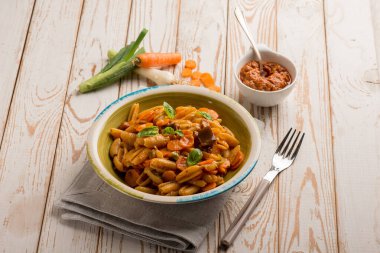 Kırmızı Sicilya soslu gnocchetti.