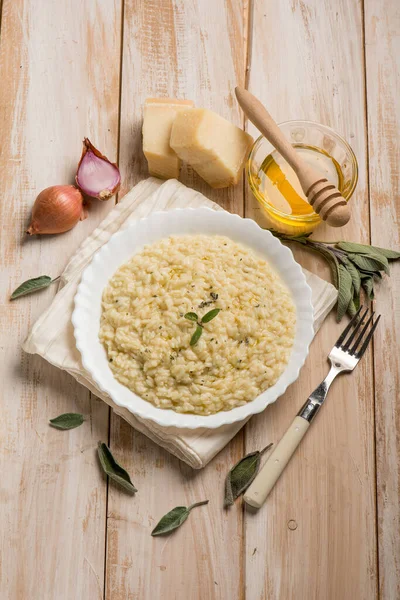 Risotto Mit Salbeihonig Und Parmesan — Stockfoto