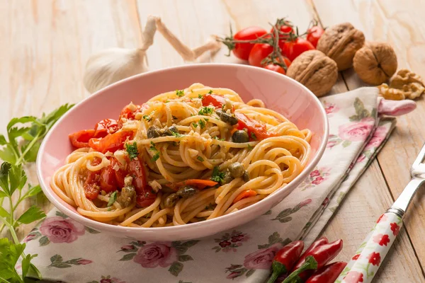 Spaghetti Fresh Tomatoes Capers Garlic Nuts — Stock Photo, Image