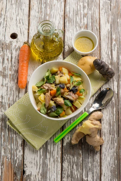 Salada Arenque Com Gengibre Batatas Azuis Molho — Fotografia de Stock