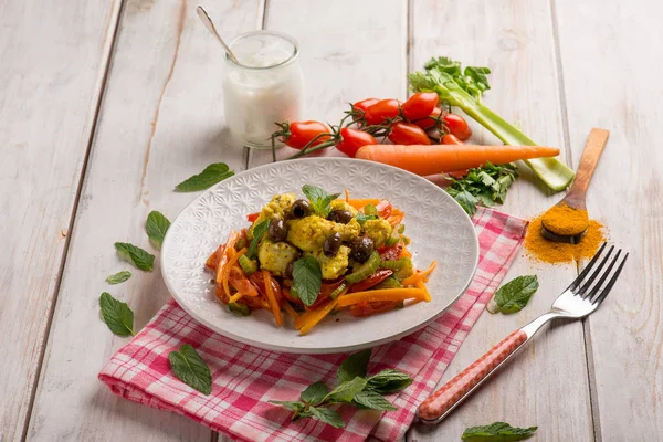 Pollo guisado con zanahorias al curry menta y aceitunas —  Fotos de Stock