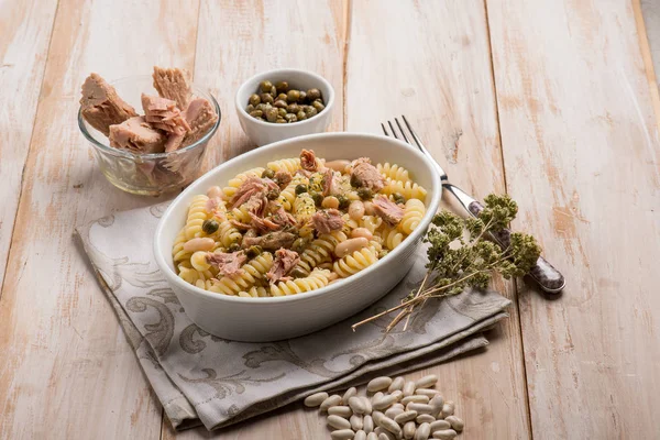 Macarrão com alcaparras de feijão branco de atum e orégano — Fotografia de Stock