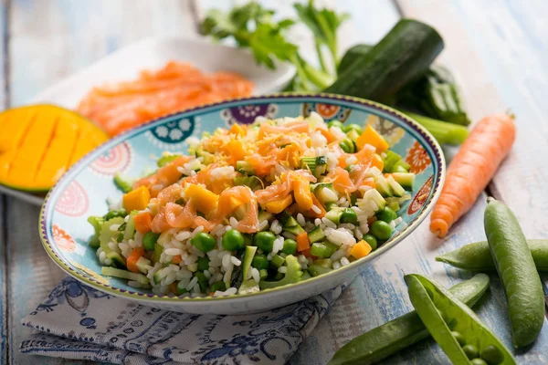 Ensalada de arroz con mango de salmón ahumado y verduras mixtas — Foto de Stock