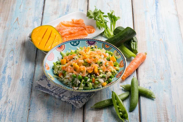 Salada de arroz com manga de salmão defumada e legumes mistos — Fotografia de Stock