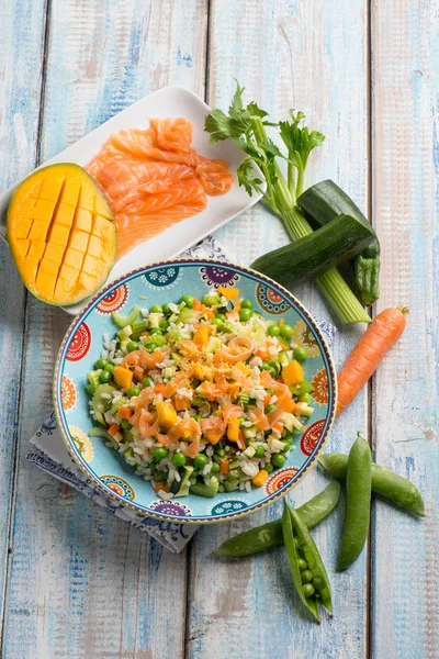 Salada de arroz com manga de salmão defumada e legumes mistos — Fotografia de Stock