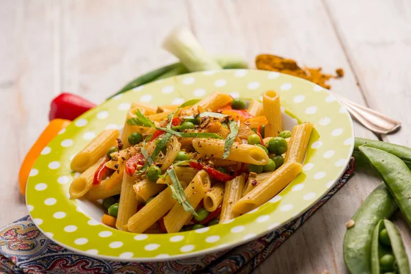 Pasta con verdure miste e curry — Foto Stock