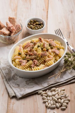 Ton balıklı makarna beyaz fasulye kapari ve kekik otu.