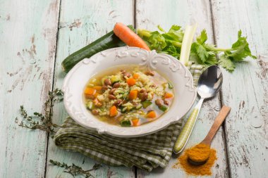 Karışık sebzeli pirinç çorbası ve zerdeçal.