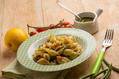 Pesto soslu makarna yeşil bezelye ve taze domates.