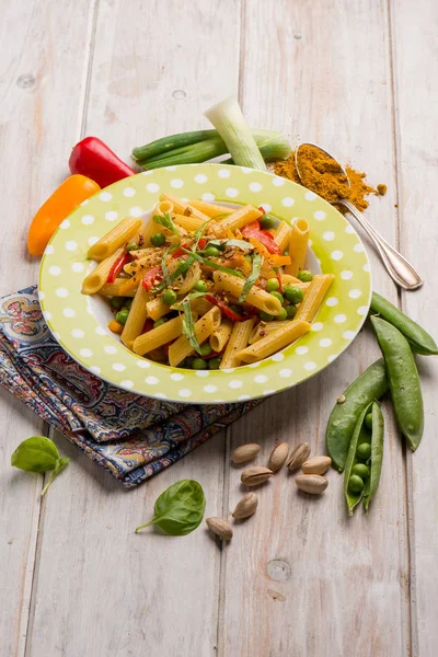 Pasta med blandade grönsaker och curry — Stockfoto