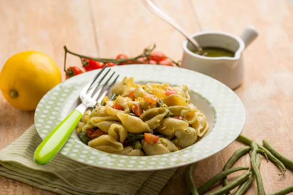 Pasta con salsa di pesto piselli verdi e pomodori freschi — Foto Stock