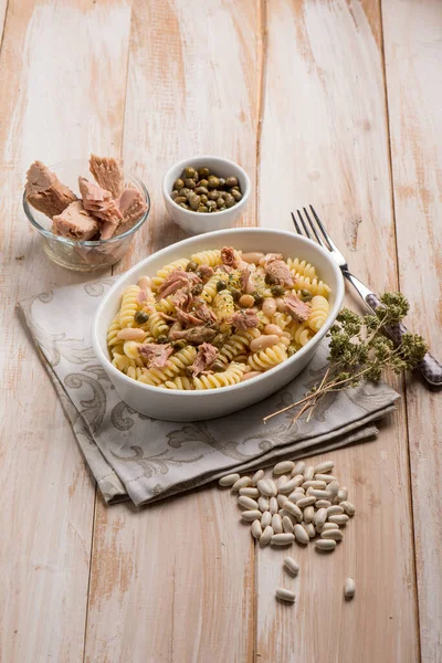 Pasta med vita bönor av tonfisk och oregano — Stockfoto