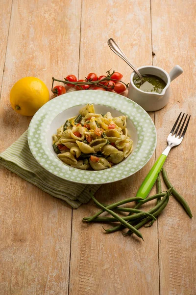 Pasta con salsa di pesto piselli verdi e pomodori freschi — Foto Stock