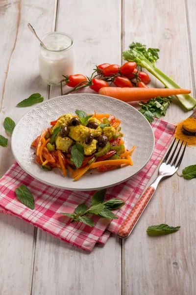 Frango cozido com cenouras de caril hortelã e azeitonas — Fotografia de Stock